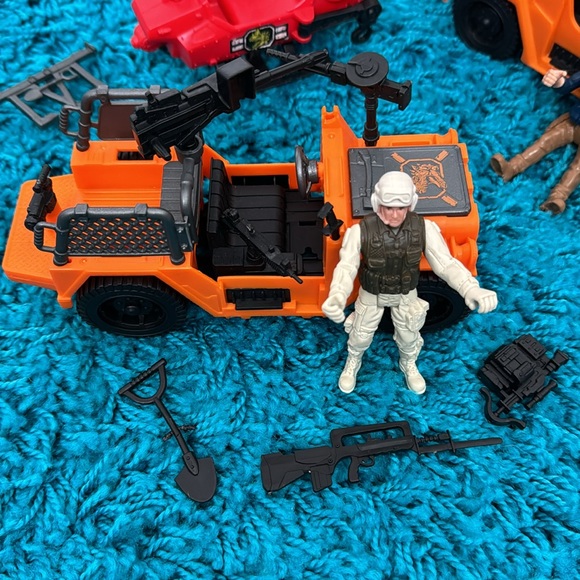 🎉2 for $15🎉Mix of Cars, Figures, and a helicopter from different play sets - Picture 2 of 7